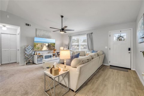 House in Edgewater, Florida 3 bedrooms, 126.81 sq.m. № 2413746 - photo 4