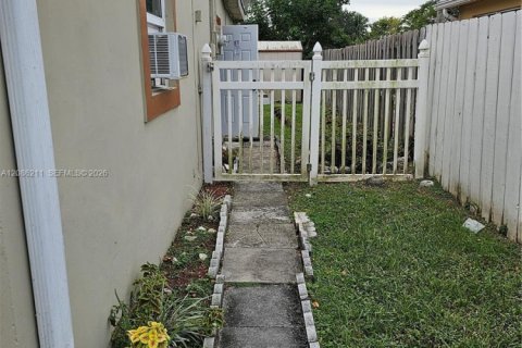 Immobilier commercial à Lauderdale Lakes, Floride 1 chambre, 176.14 m2 № 2367831