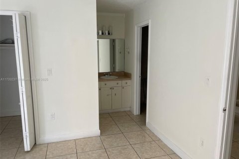 Condo in Hialeah, Florida, 2 bedrooms  № 1764477 - photo 20