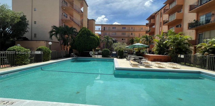Condo in Hialeah, Florida, 2 bedrooms  № 1764477