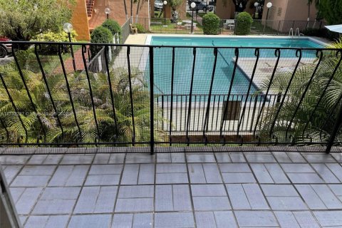 Condo in Hialeah, Florida, 2 bedrooms  № 1764477 - photo 11