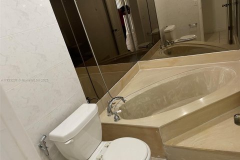 Condo in Hialeah, Florida, 2 bedrooms  № 1764477 - photo 17