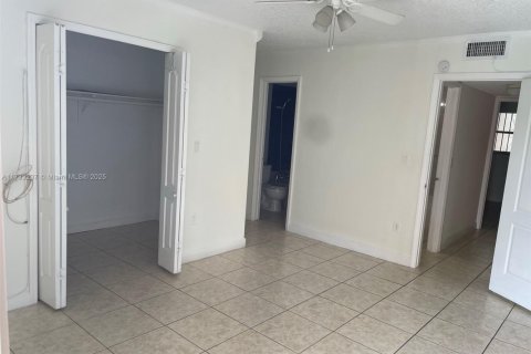 Condo in Hialeah, Florida, 2 bedrooms  № 1764477 - photo 21