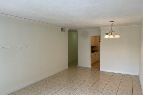 Condo in Hialeah, Florida, 2 bedrooms  № 1764477 - photo 9