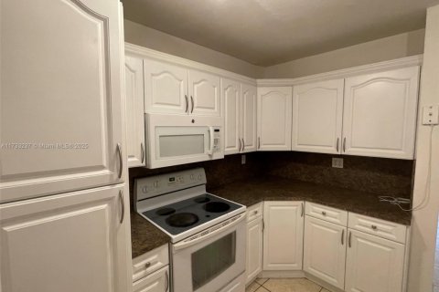 Condo in Hialeah, Florida, 2 bedrooms  № 1764477 - photo 4