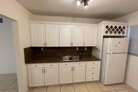 Condo in Hialeah, Florida, 2 bedrooms  № 1764477 - photo 3