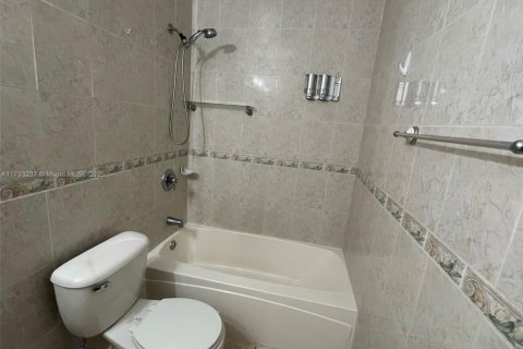 Condo in Hialeah, Florida, 2 bedrooms  № 1764477 - photo 15