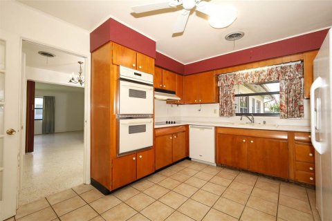 House in Orlando, Florida 4 bedrooms, 187.2 sq.m. № 1787724 - photo 12