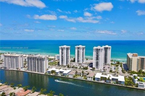 Снять в аренду кондоминиум в Холливуд, Флорида 1 спальня, 91.04м2, № 2066354 - фото 20