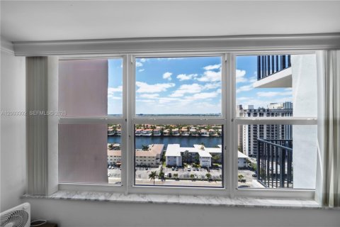 Снять в аренду кондоминиум в Холливуд, Флорида 1 спальня, 91.04м2, № 2066354 - фото 12