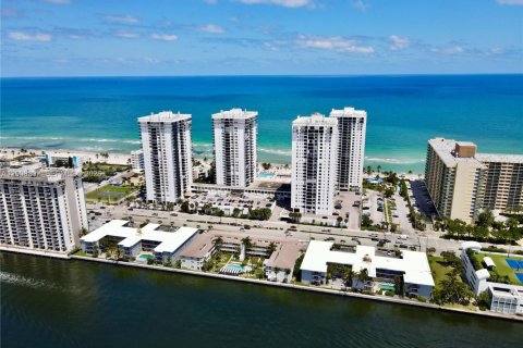 Снять в аренду кондоминиум в Холливуд, Флорида 1 спальня, 91.04м2, № 2066354 - фото 19