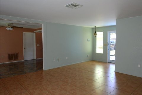 House in Spring Hill, Florida 2 bedrooms, 113.71 sq.m. № 2232247 - photo 4