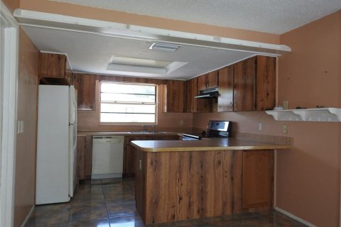 House in Spring Hill, Florida 2 bedrooms, 113.71 sq.m. № 2232247 - photo 5
