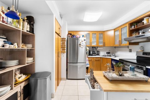 Condo in Miami, Florida, 2 bedrooms  № 1970909 - photo 10