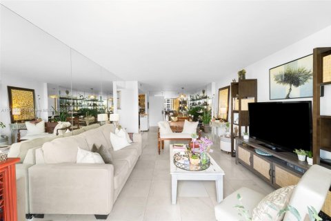 Condo in Miami, Florida, 2 bedrooms  № 1970909 - photo 4