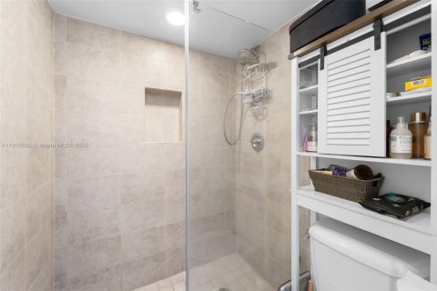 Condo in Miami, Florida, 2 bedrooms  № 1970909 - photo 12