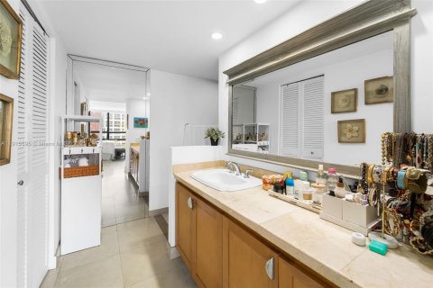 Condo in Miami, Florida, 2 bedrooms  № 1970909 - photo 11