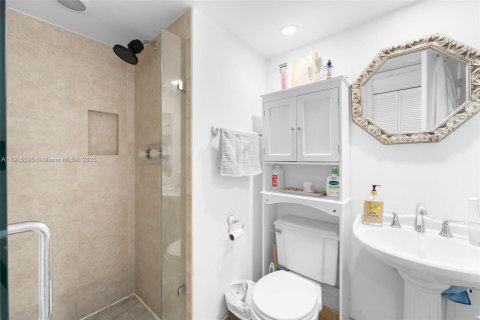 Condo in Miami, Florida, 2 bedrooms  № 1970909 - photo 13