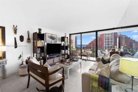 Condo in Miami, Florida, 2 bedrooms  № 1970909 - photo 3