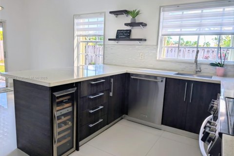 House in Miami, Florida 3 bedrooms, 150.13 sq.m. № 1953882 - photo 9