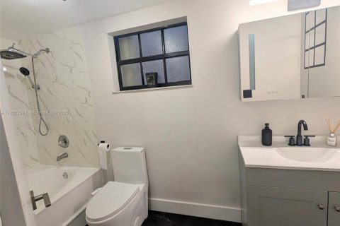 House in Miami, Florida 3 bedrooms, 150.13 sq.m. № 1953882 - photo 13