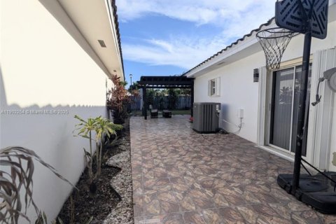 House in Miami, Florida 3 bedrooms, 150.13 sq.m. № 1953882 - photo 22