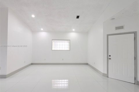 House in Miami, Florida 3 bedrooms, 150.13 sq.m. № 1953882 - photo 4
