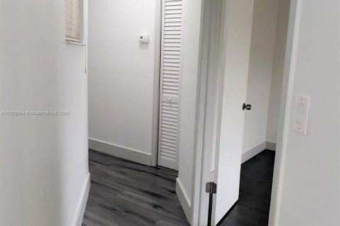 House in Miami, Florida 3 bedrooms, 150.13 sq.m. № 1953882 - photo 10