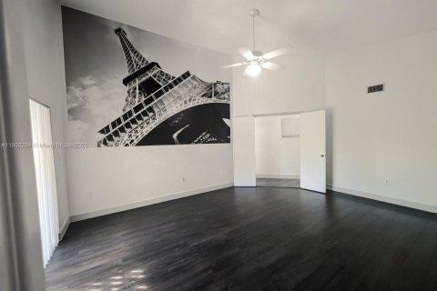 House in Miami, Florida 3 bedrooms, 150.13 sq.m. № 1953882 - photo 11