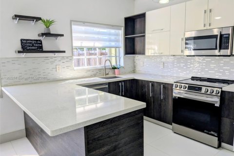 House in Miami, Florida 3 bedrooms, 150.13 sq.m. № 1953882 - photo 8