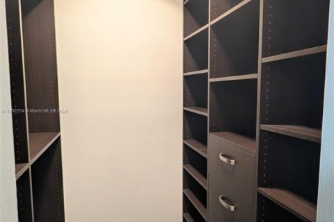 House in Miami, Florida 3 bedrooms, 150.13 sq.m. № 1953882 - photo 14