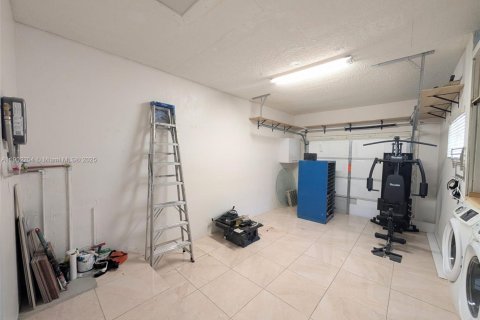 House in Miami, Florida 3 bedrooms, 150.13 sq.m. № 1953882 - photo 18