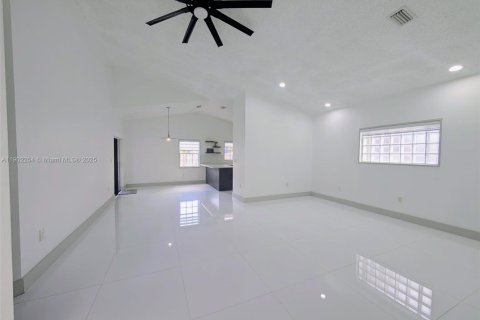 House in Miami, Florida 3 bedrooms, 150.13 sq.m. № 1953882 - photo 2