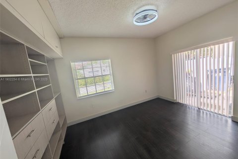 House in Miami, Florida 3 bedrooms, 150.13 sq.m. № 1953882 - photo 17