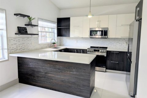 House in Miami, Florida 3 bedrooms, 150.13 sq.m. № 1953882 - photo 7