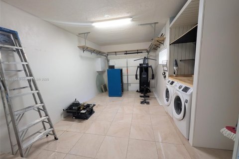 House in Miami, Florida 3 bedrooms, 150.13 sq.m. № 1953882 - photo 19