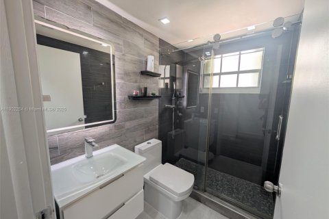 House in Miami, Florida 3 bedrooms, 150.13 sq.m. № 1953882 - photo 16