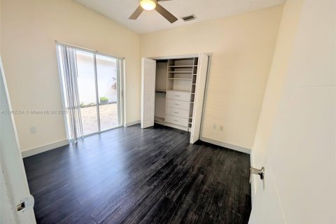 House in Miami, Florida 3 bedrooms, 150.13 sq.m. № 1953882 - photo 15