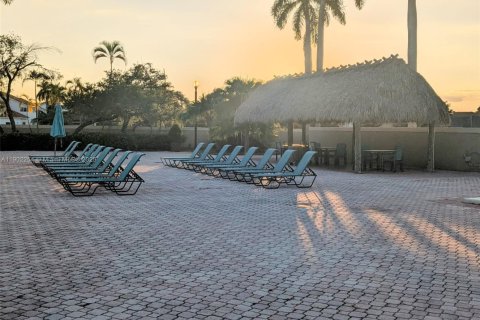 House in Miami, Florida 3 bedrooms, 150.13 sq.m. № 1953882 - photo 24