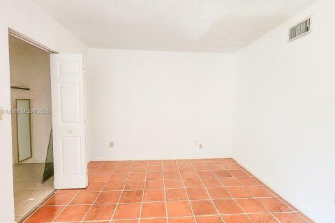 Appartement à louer à Coral Gables, Floride: 2 chambres, 1263.94 m2 № 1683444 - photo 10