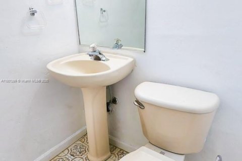 Appartement à louer à Coral Gables, Floride: 2 chambres, 1263.94 m2 № 1683444 - photo 20