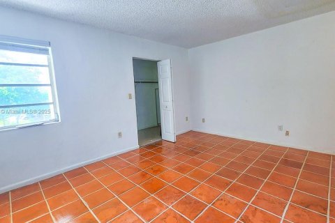 Appartement à louer à Coral Gables, Floride: 2 chambres, 1263.94 m2 № 1683444 - photo 11