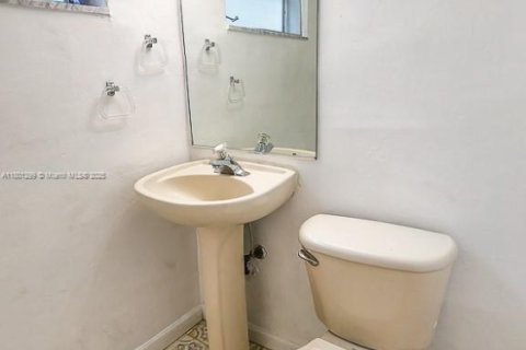 Appartement à louer à Coral Gables, Floride: 2 chambres, 1263.94 m2 № 1683444 - photo 21