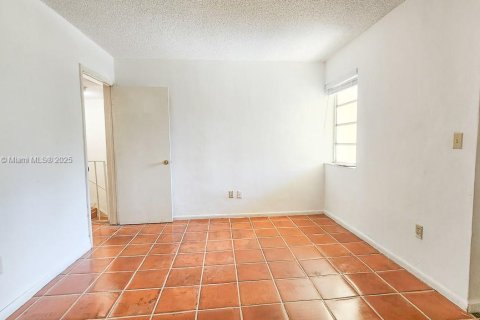 Appartement à louer à Coral Gables, Floride: 2 chambres, 1263.94 m2 № 1683444 - photo 9