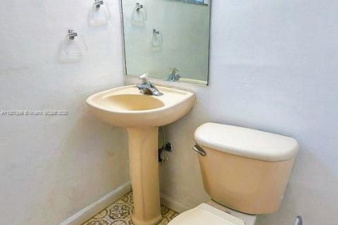 Appartement à louer à Coral Gables, Floride: 2 chambres, 1263.94 m2 № 1683444 - photo 22