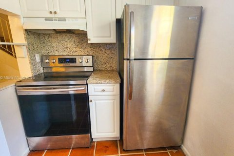 Appartement à louer à Coral Gables, Floride: 2 chambres, 1263.94 m2 № 1683444 - photo 3