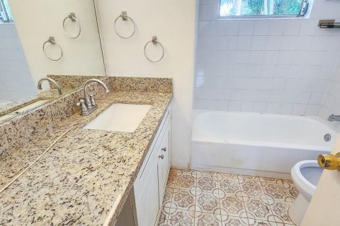 Appartement à louer à Coral Gables, Floride: 2 chambres, 1263.94 m2 № 1683444 - photo 15