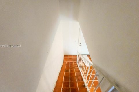 Appartement à louer à Coral Gables, Floride: 2 chambres, 1263.94 m2 № 1683444 - photo 4
