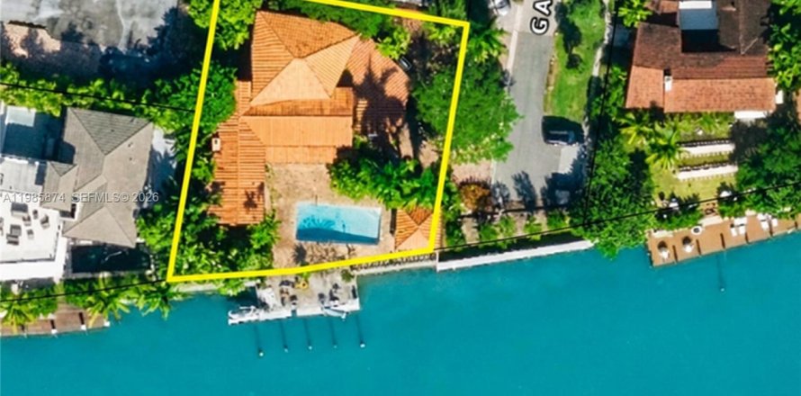 Casa en Miami Beach, Florida 6 dormitorios, 480.12 m2 № 2047429