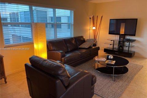 Кондоминиум с 2 спальнями в Холливуд, Флорида № 2021401